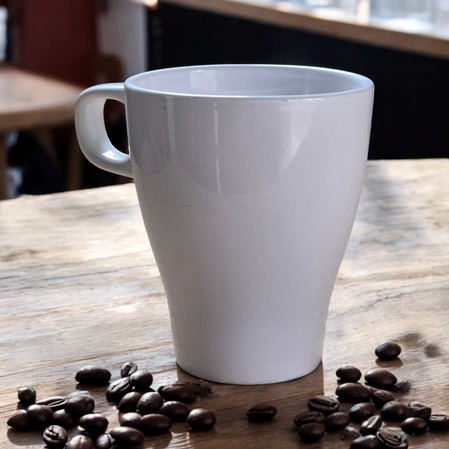 Elegante Tassen aus feinem Porzellan, ideal für Kaffee, Tee oder andere Heißgetränke.