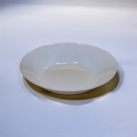 Große flache Teller in elegantem Design, ideal für festliche Anlässe und Veranstaltungen.